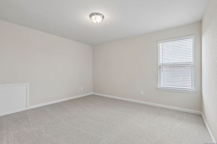 Spacious, unfurnished interior of a new home in Thomas Pond, San Antonio (Image 18).