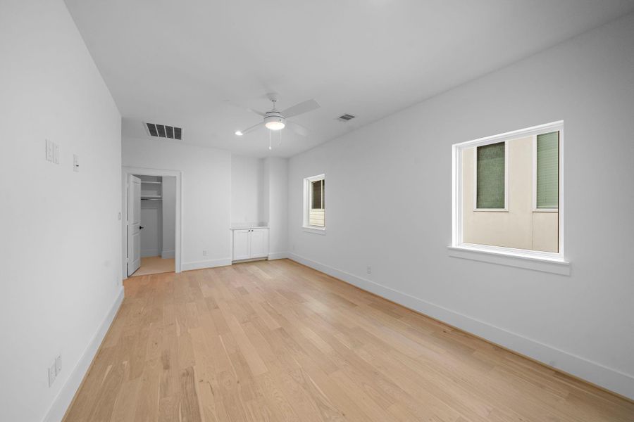 Spacious, unfurnished interior of a new home in , Houston (Image 17).