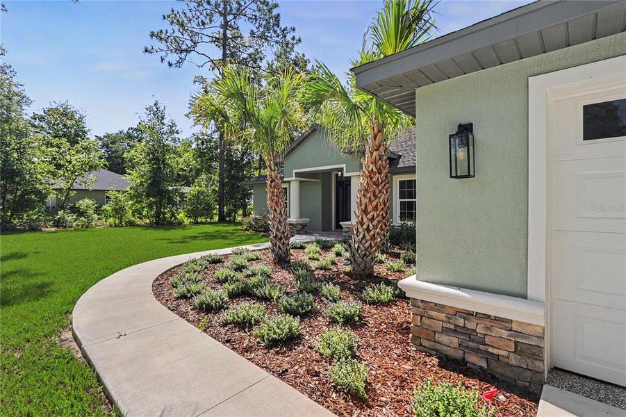 Exterior details and patio area of a home in , Dunnellon (Image 40).