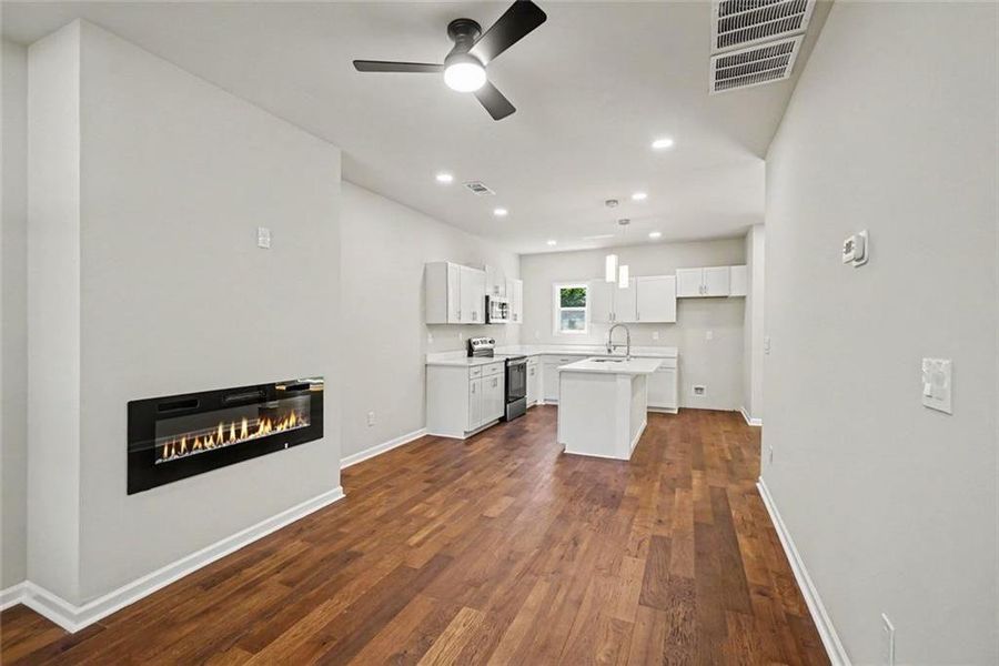 Spacious, unfurnished interior of a new home in , Gainesville (Image 11).