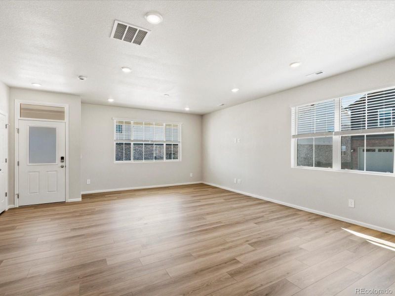 Spacious, unfurnished interior of a new home in Skyview at High Point, Aurora (Image 37).