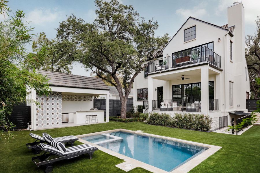 Sparkling blue water meets clean architectural lines, an oasis framed by privacy and design precision. Sparkling blue water meets clean architectural lines, an oasis framed by privacy and design precision.