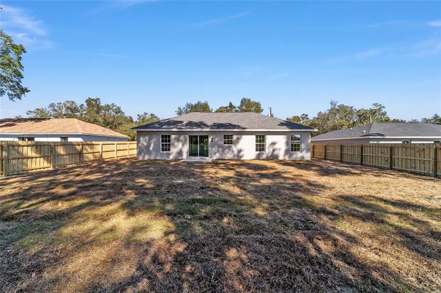 Exterior details and patio area of a home in , Dunnellon (Image 34).