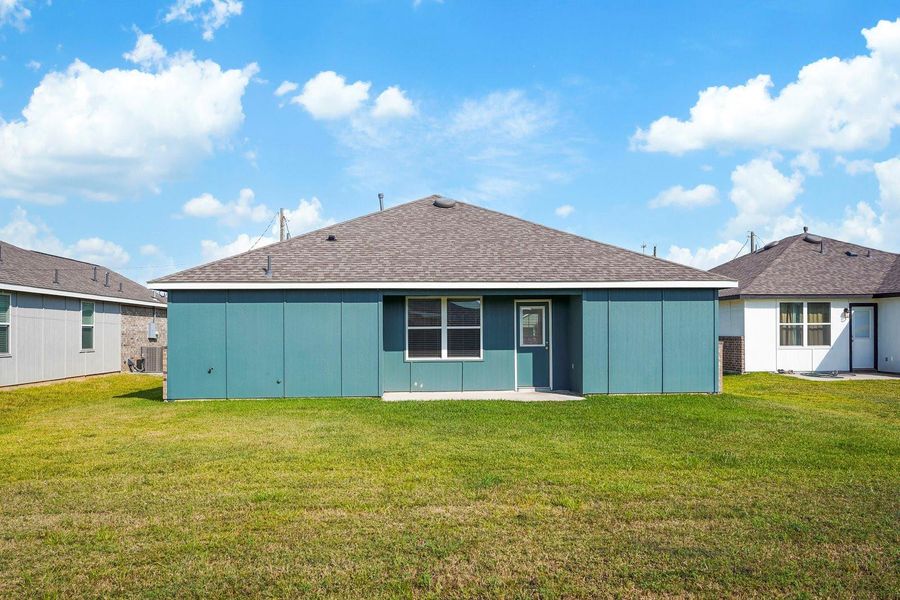 Exterior details and patio area of a home in Santa Fe, Cleveland (Image 4).