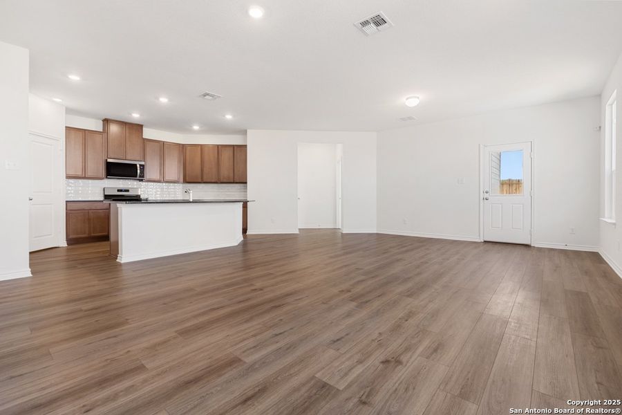 Spacious, unfurnished interior of a new home in Punta Verde, Converse (Image 6).