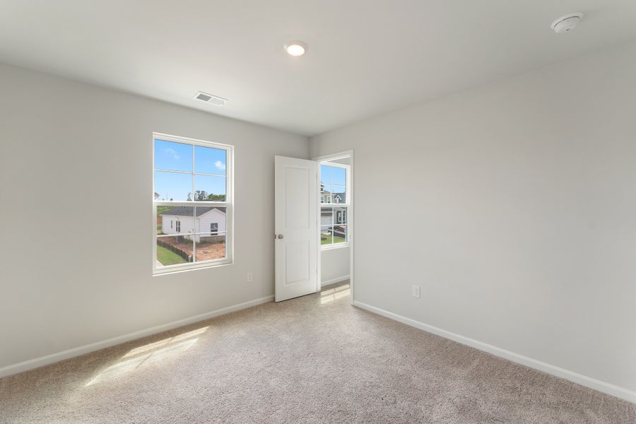 Spacious, unfurnished interior of a new home in Richmond Hill, Inman (Image 27).