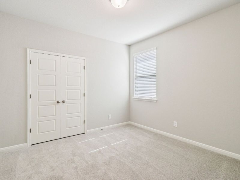 Spacious, unfurnished interior of a new home in Thomas Pond, San Antonio (Image 25).