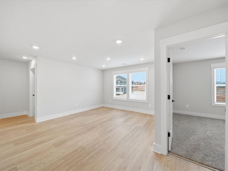 Spacious, unfurnished interior of a new home in Ashby Woods, Boiling Springs (Image 11).
