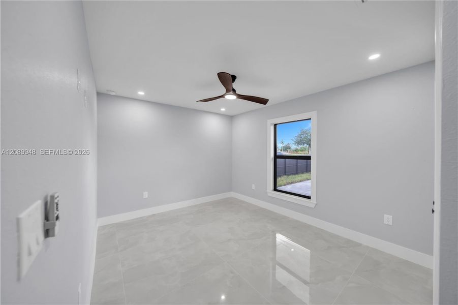Spacious, unfurnished interior of a new home in , Cape Coral (Image 27).
