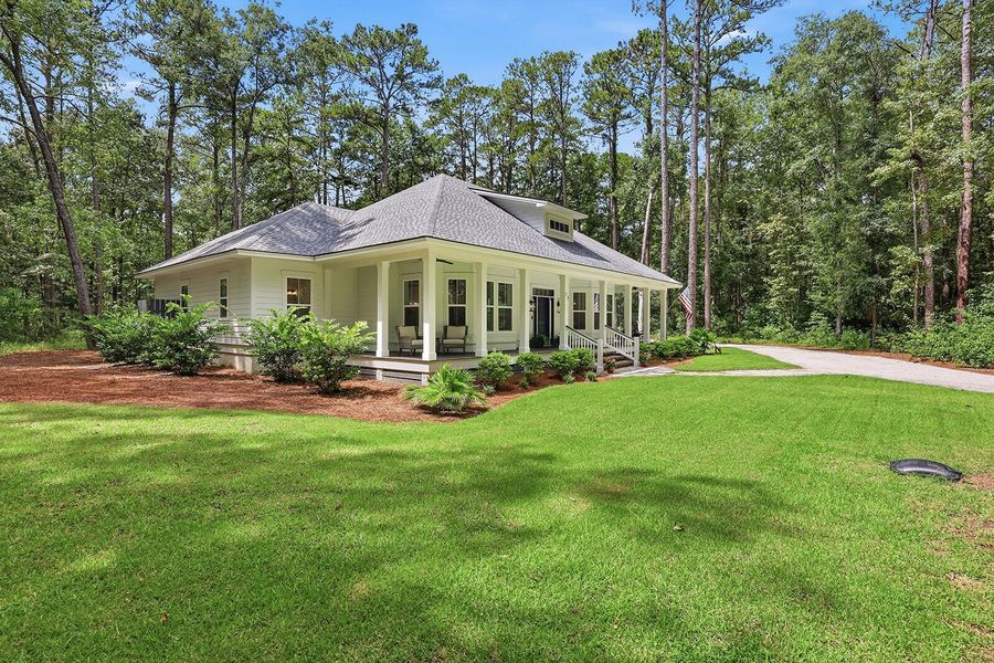 Exterior details and patio area of a home in , Seabrook (Image 4).