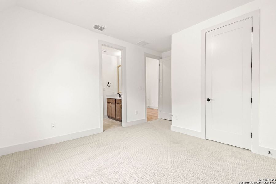 Spacious, unfurnished interior of a new home in Ventana - 70', Bulverde (Image 19).