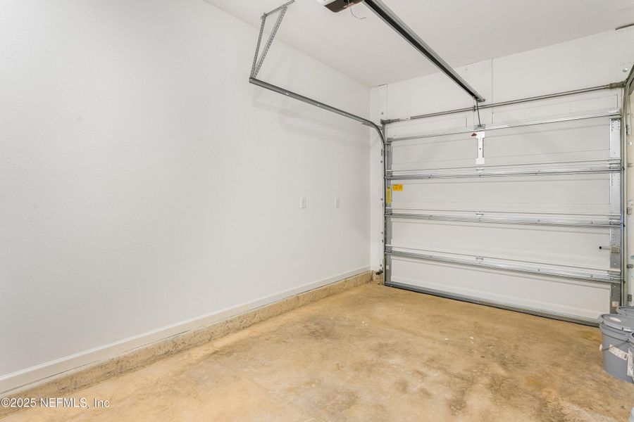 Spacious, unfurnished interior of a new home in Holly Cove Townhomes, Orange Park (Image 15).