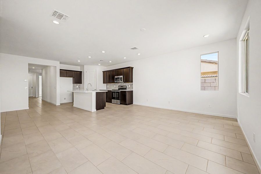 Spacious, unfurnished interior of a new home in Skyline Village, San Tan Valley (Image 7).