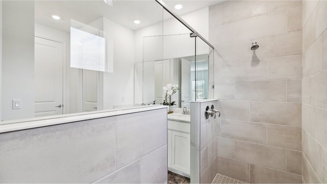 3015 Medallion Bonus II Owners Bath 2of2 Base2 7 7 25