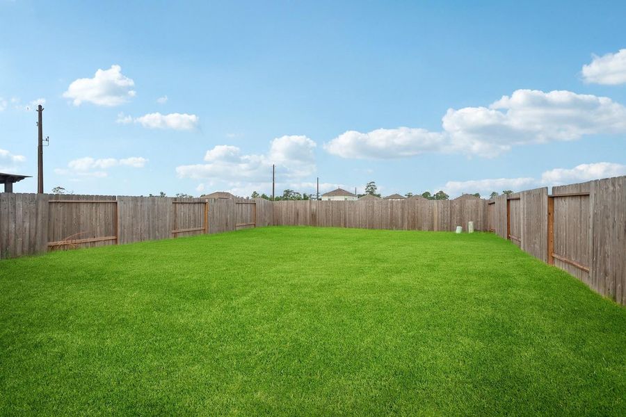 Huge Backyard! *Virtually enhanced