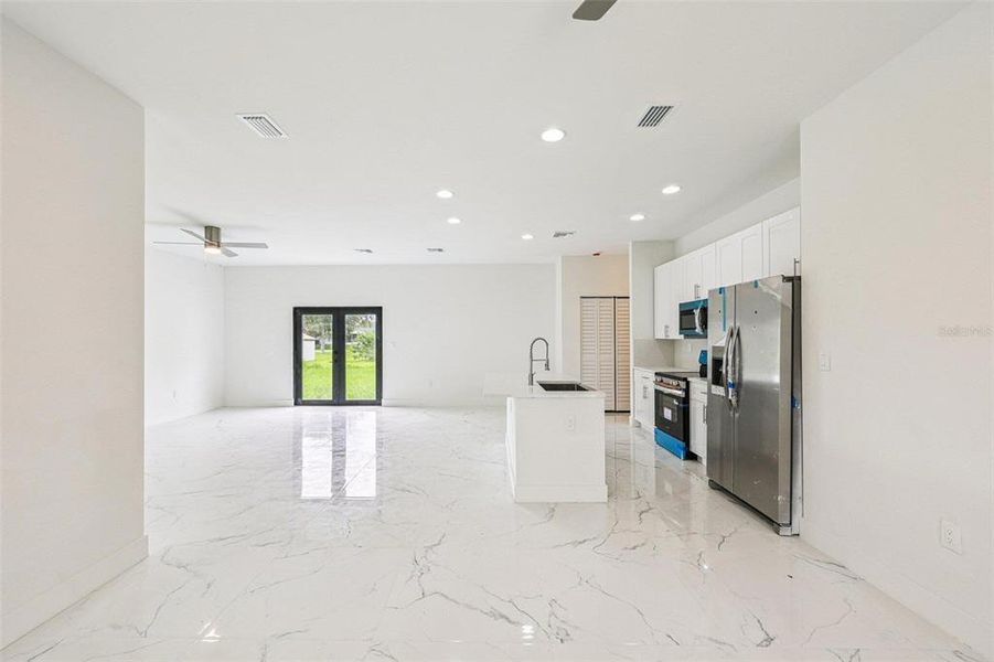Spacious, unfurnished interior of a new home in , Port Charlotte (Image 12).