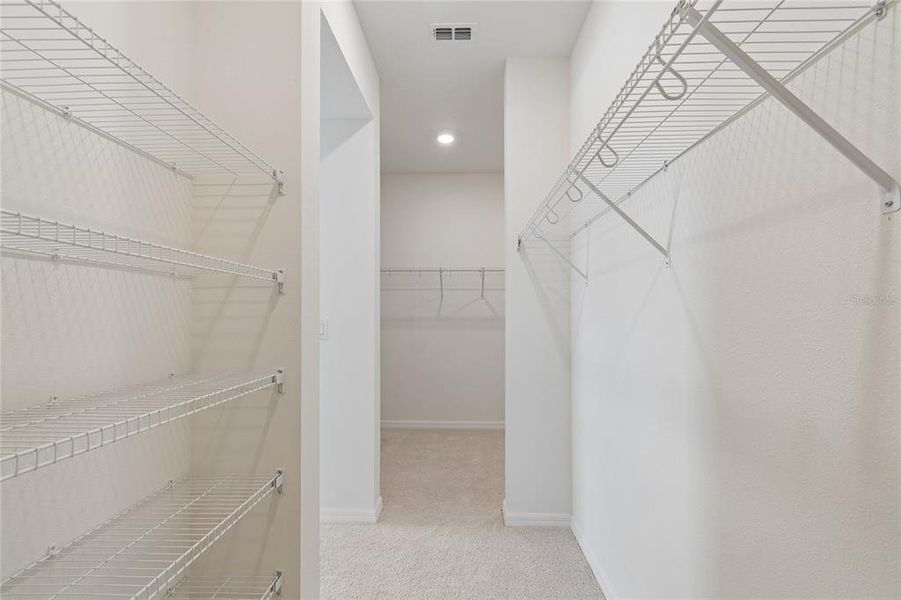 Spacious, unfurnished interior of a new home in Eastlyn, Bradenton (Image 11).