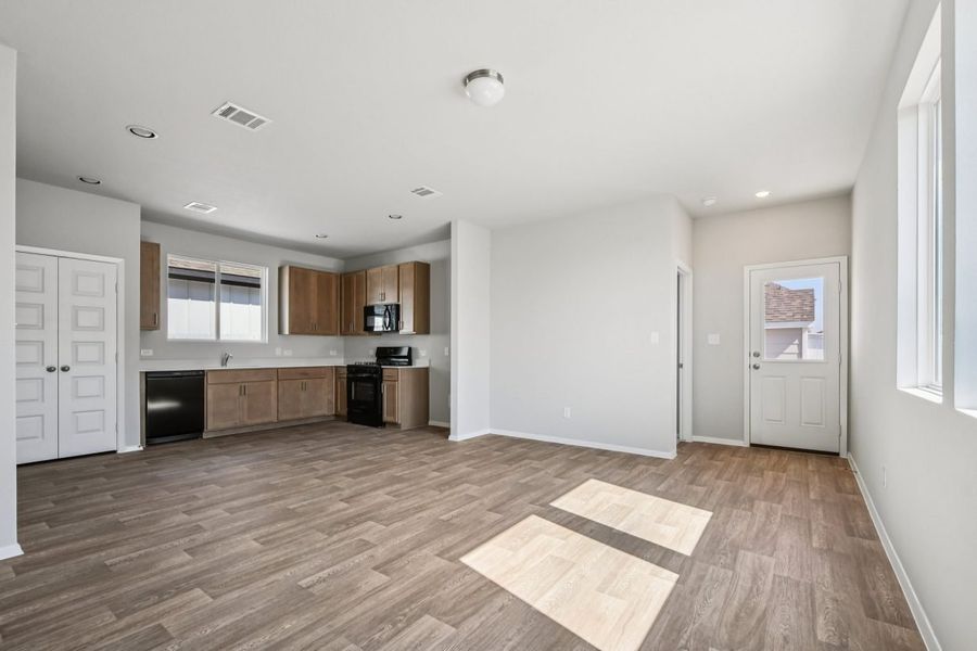Spacious, unfurnished interior of a new home in Harvest Ridge, Elgin (Image 8).