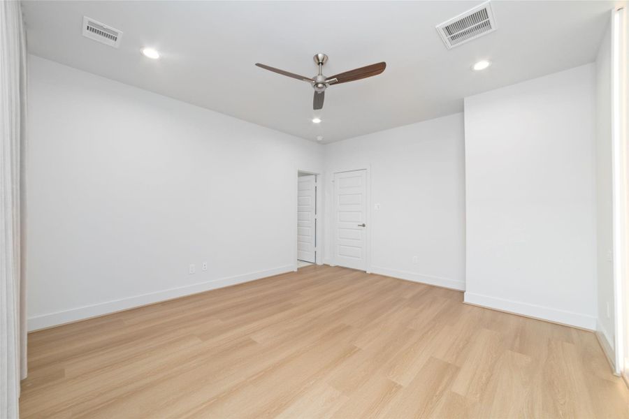 Spacious, unfurnished interior of a new home in Alicante, Houston (Image 33).