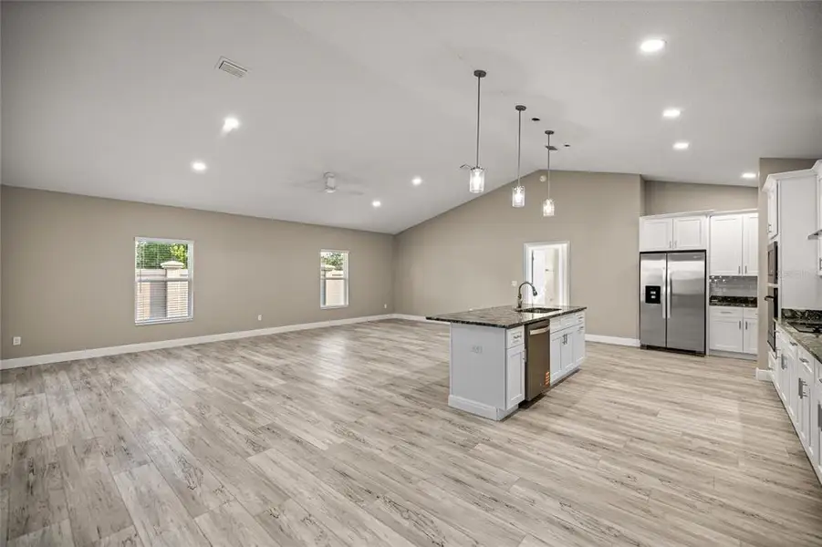 Spacious, unfurnished interior of a new home in , Ocala (Image 12).