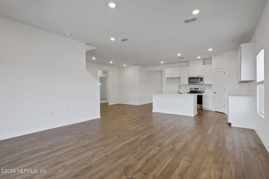 Spacious, unfurnished interior of a new home in Diamond Springs, Jacksonville (Image 16).