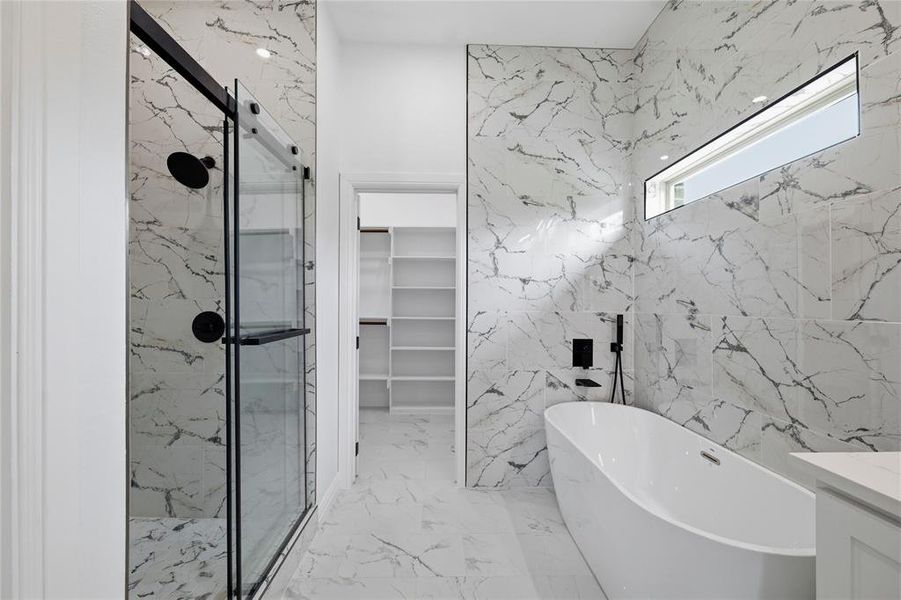 Furnished interior view inside a new home in , Corsicana (Image 12).