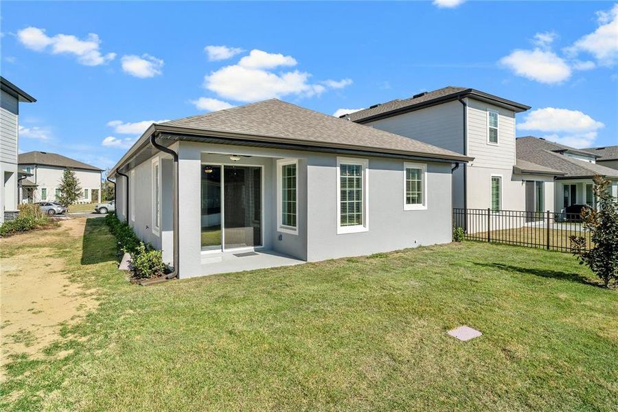 Exterior details and patio area of a home in Reunion Village, Kissimmee (Image 25).