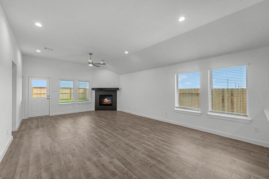 Spacious, unfurnished interior of a new home in Grand Mason Crossing, Katy (Image 20).