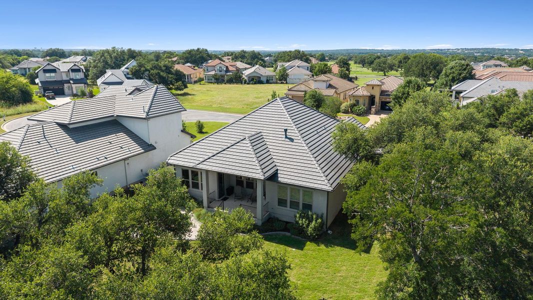 Greenbelt views create a peaceful extension of the home’s living spaces. Greenbelt views create a peaceful extension of the home’s living spaces.
