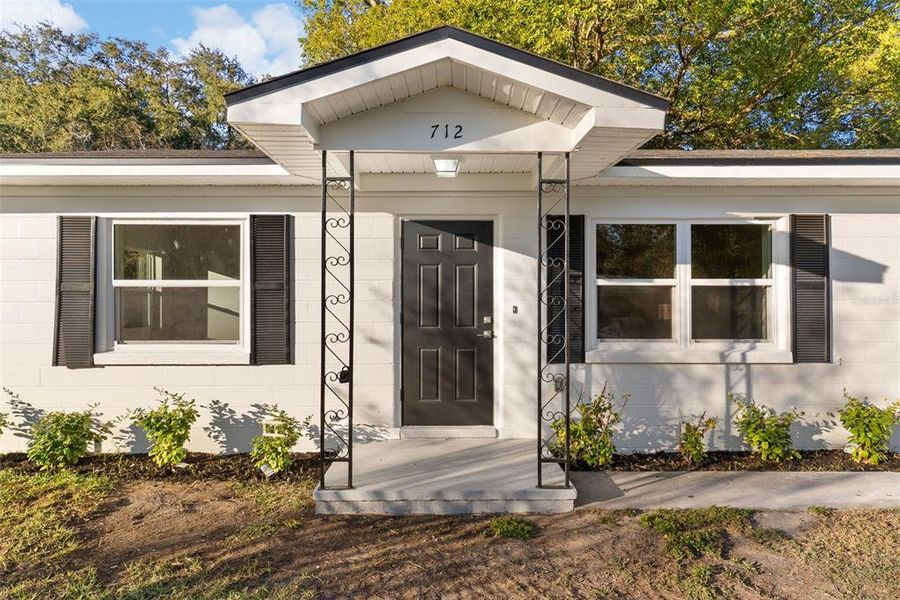 Exterior details and patio area of a home in , Auburndale (Image 16).