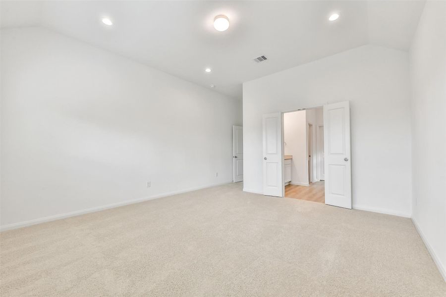 Spacious, unfurnished interior of a new home in King Oaks Village, Baytown (Image 15).