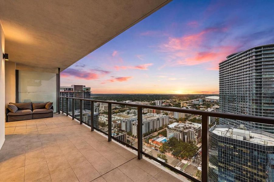 Condo located in St. Petersburg, FL showcasing its design and architecture (Image 3).