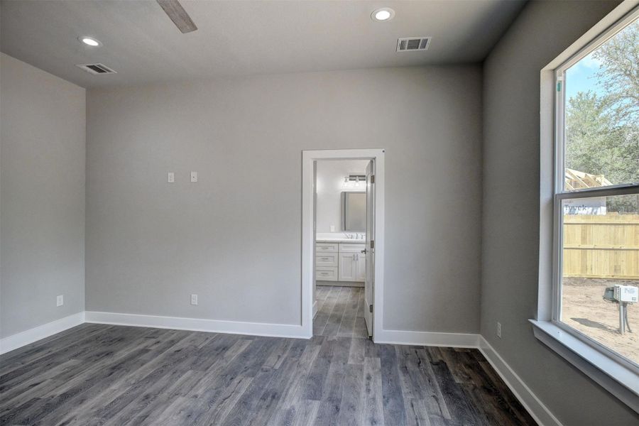 Spacious, unfurnished interior of a new home in , Bastrop (Image 14).