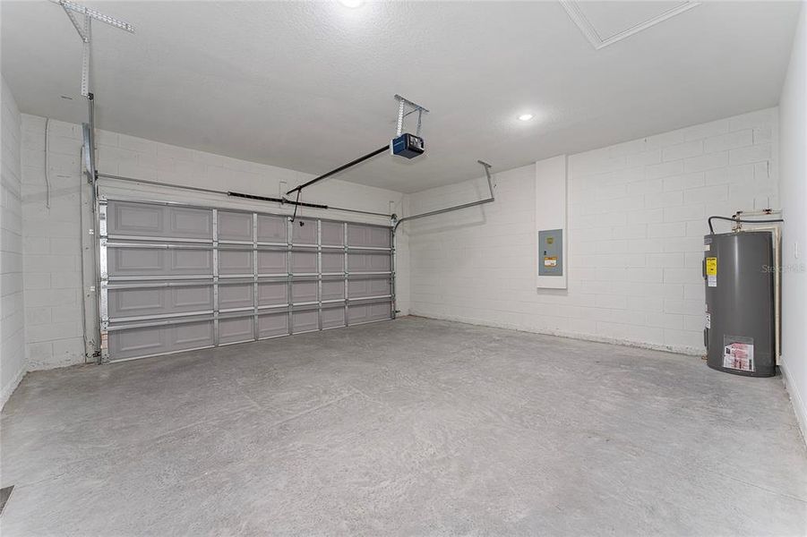 Spacious, unfurnished interior of a new home in , Ocala (Image 14).