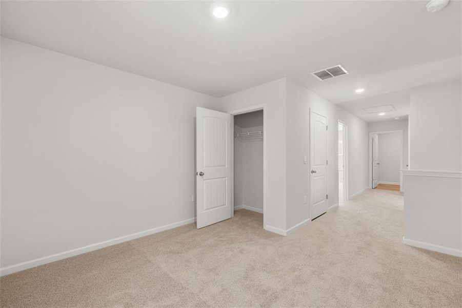 Spacious, unfurnished interior of a new home in Oakleigh Glen, Dallas (Image 19).