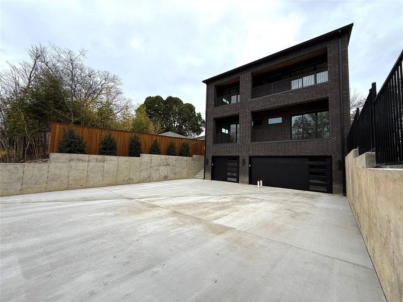 Exterior details and patio area of a home in , Dallas (Image 3).
