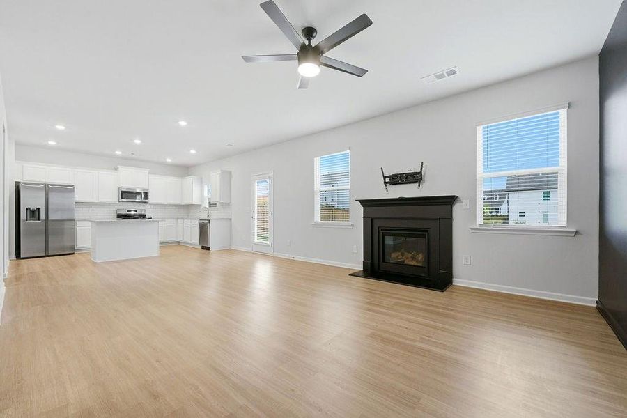 Spacious, unfurnished interior of a new home in Creekside Landing, Dallas (Image 16).