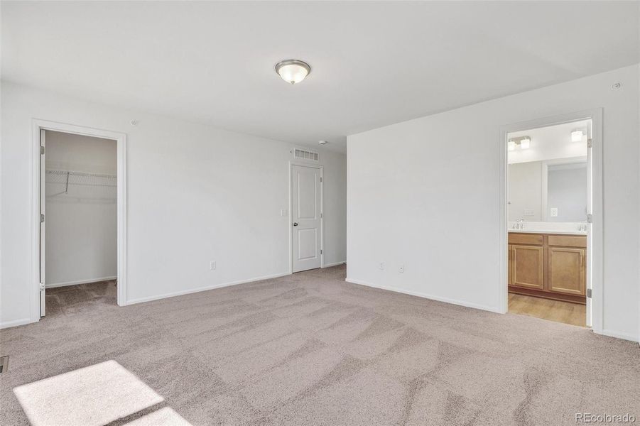 Spacious, unfurnished interior of a new home in Turnberry, Commerce City (Image 27).