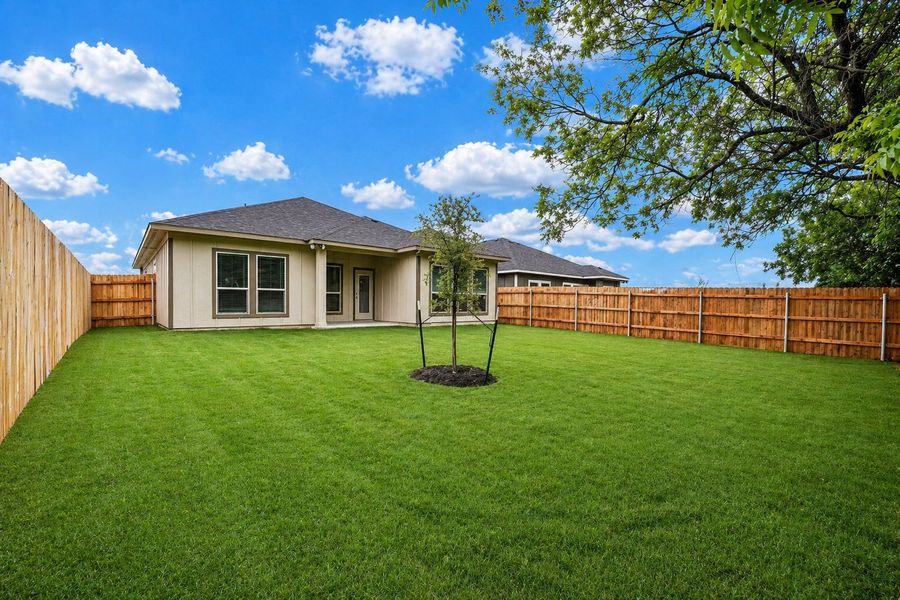 Exterior details and patio area of a home in Three Creeks, Belton (Image 2).