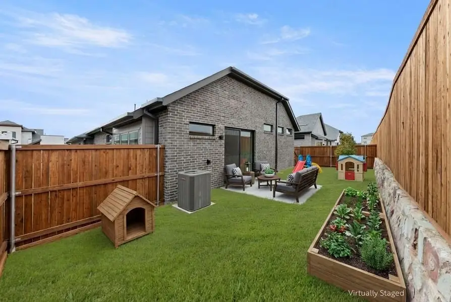 Exterior details and patio area of a home in Willow Grove, Melissa (Image 27).
