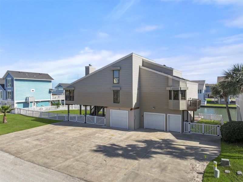 Exterior details and patio area of a home in , Galveston (Image 21).
