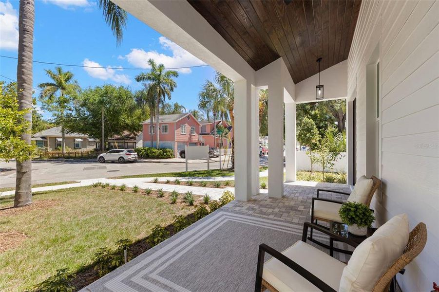 Exterior details and patio area of a home in , St. Petersburg (Image 3).