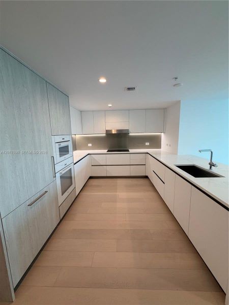 Spacious, unfurnished interior of a new home in , Bay Harbor Islands (Image 13).