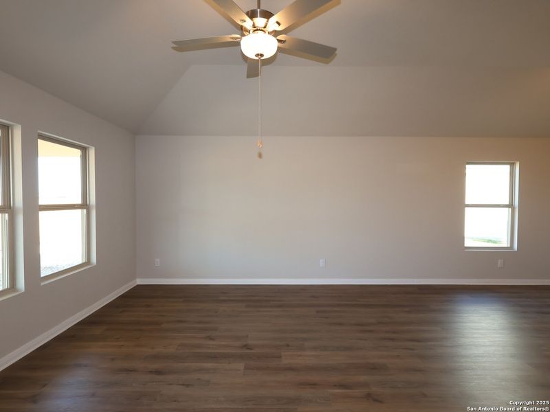 Spacious, unfurnished interior of a new home in Blue Ridge Ranch, San Antonio (Image 28).
