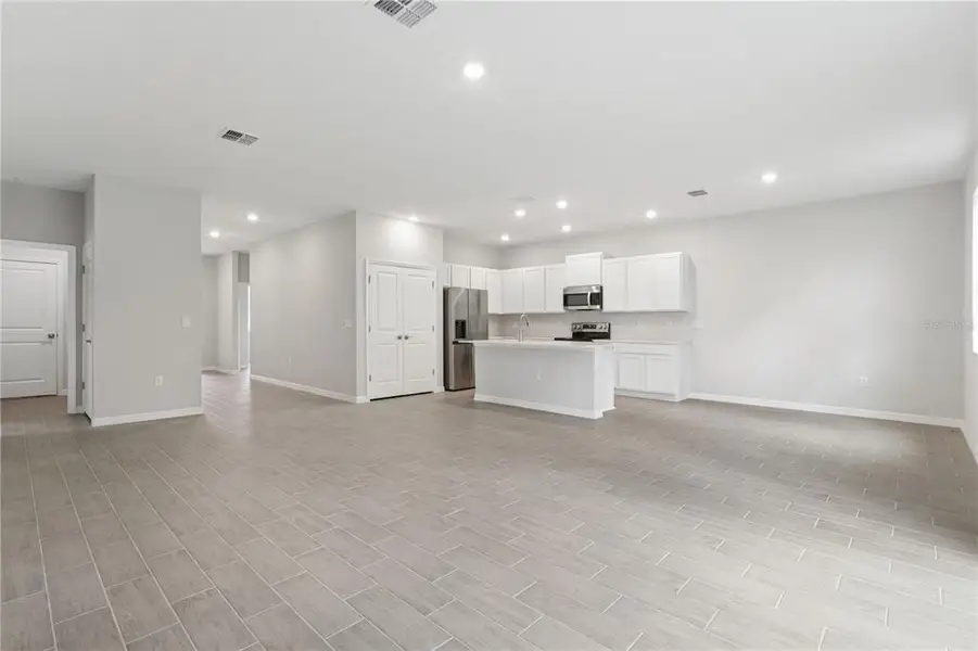 Spacious, unfurnished interior of a new home in , Ocala (Image 11).