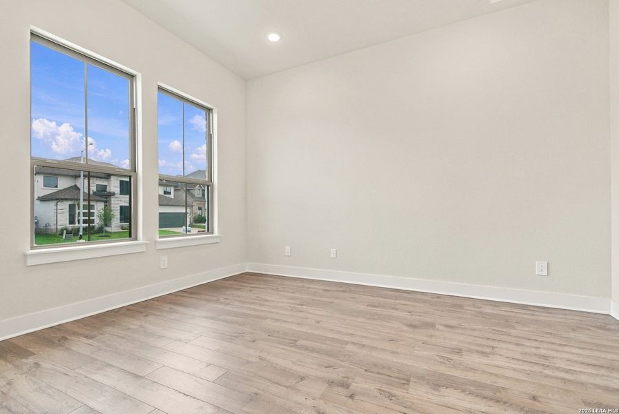 Spacious, unfurnished interior of a new home in Haby Hill 60s, San Antonio (Image 17).