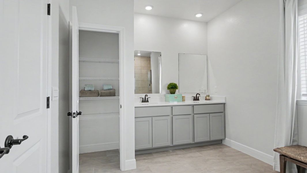 Representative furnished interior of a home built from the Drexel by Maronda Homes in Labelle, Labelle (Image 40).