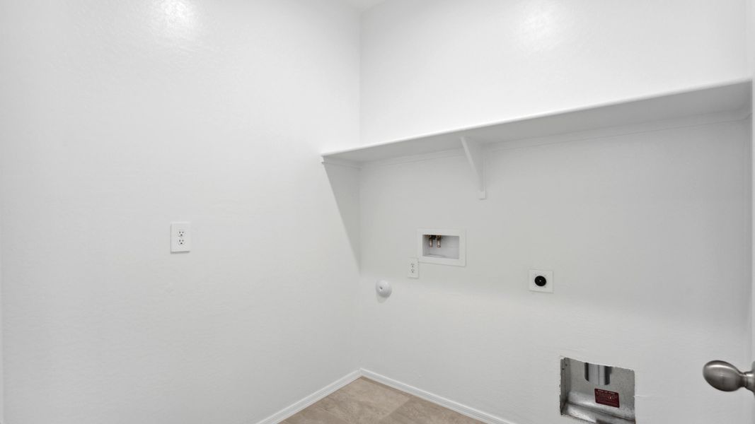 Spacious, unfurnished interior of a new home in Quail Ranch, San Tan Valley (Image 23).