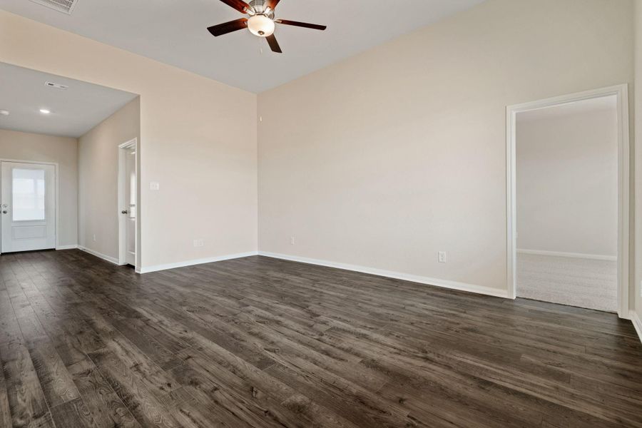 Spacious, unfurnished interior of a new home in Trails at Cochran Ranch, Waller (Image 13).