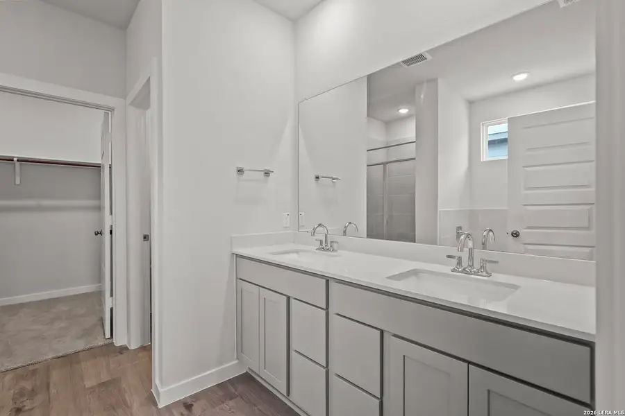 Furnished interior view inside a new home in Hiddenbrooke, Seguin (Image 12).